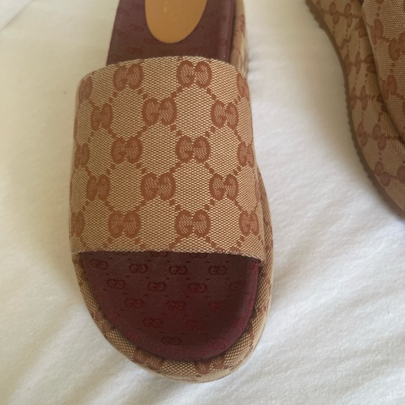 GUCCI
Canvas GG Monogram Angelina
Platform Slide Sandals 
Size 39 Beige
Ruggine - Picture 7 of 11